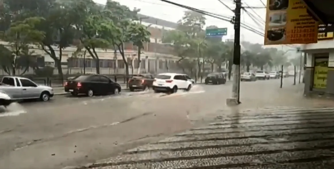 Chuva forte: trecho da BR-101, na Serra, é interditado nos dois sentidos