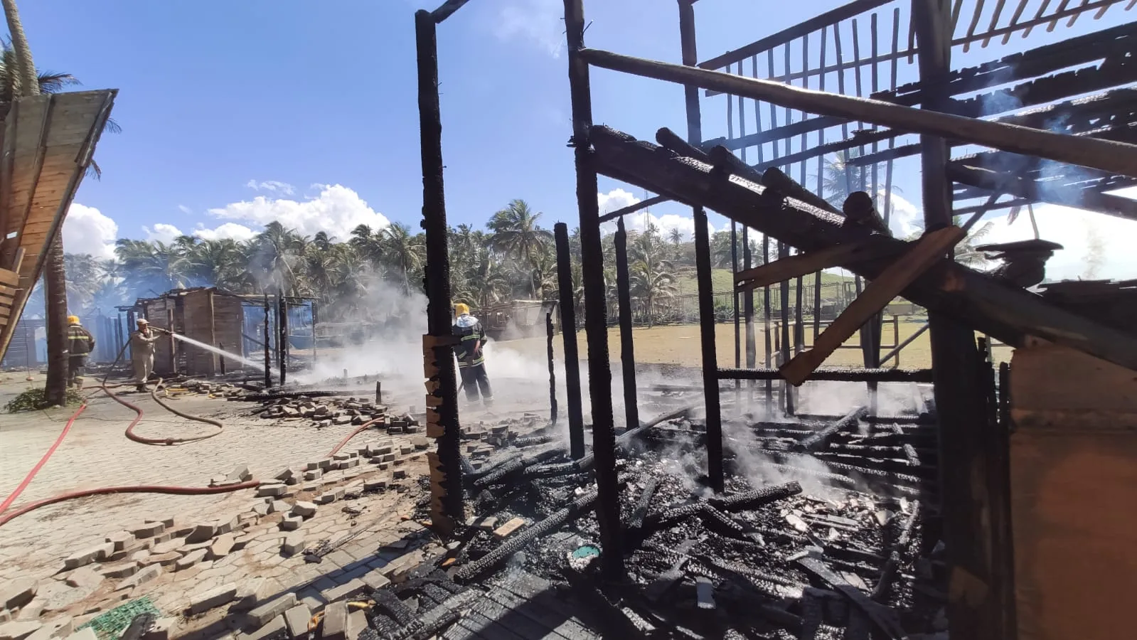 VÍDEO | Incêndio destrói estrutura de casa de shows em Guarapari