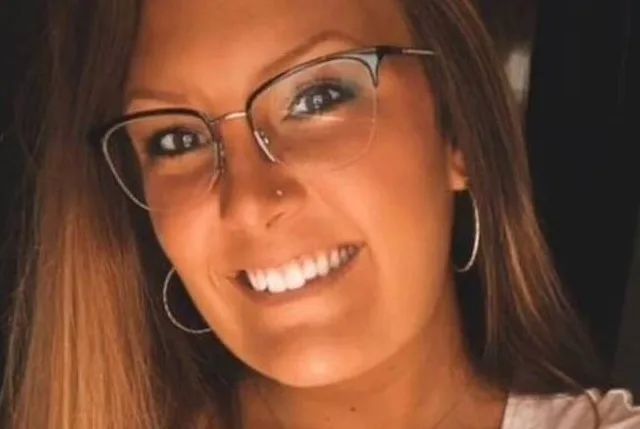 Mulher encontra namorado com outra na cama e dorme ao lado deles após turno de 16 horas