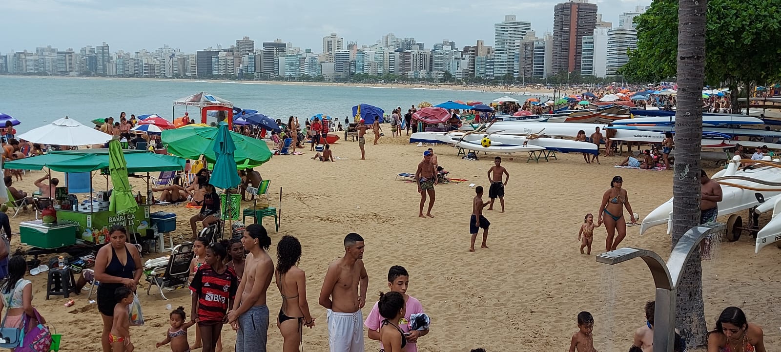 Mesmo com águas impróprias para banho, capixabas lotam praias neste sábado