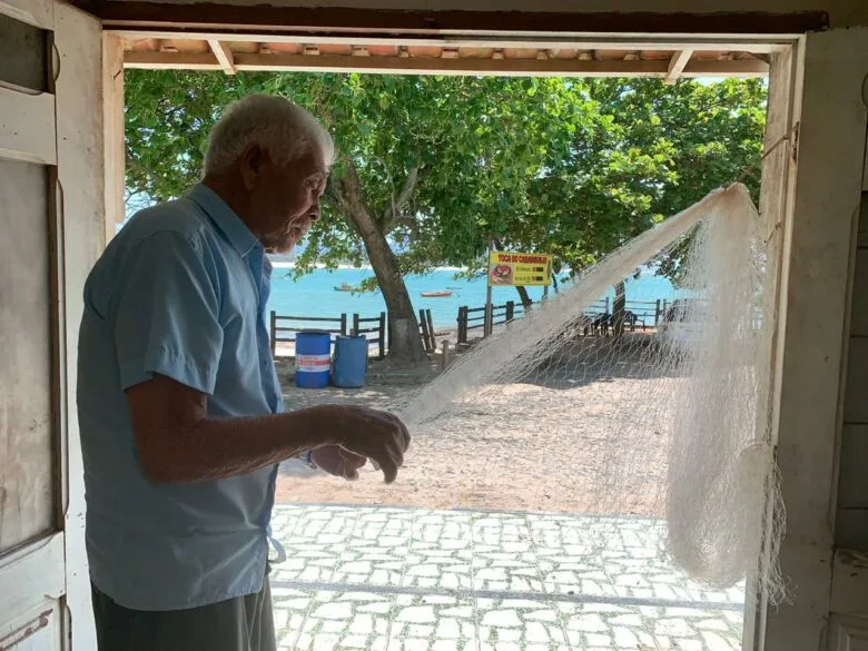 Na "melhor idade", morador de Guarapari de 88 anos confecciona redes de pesca