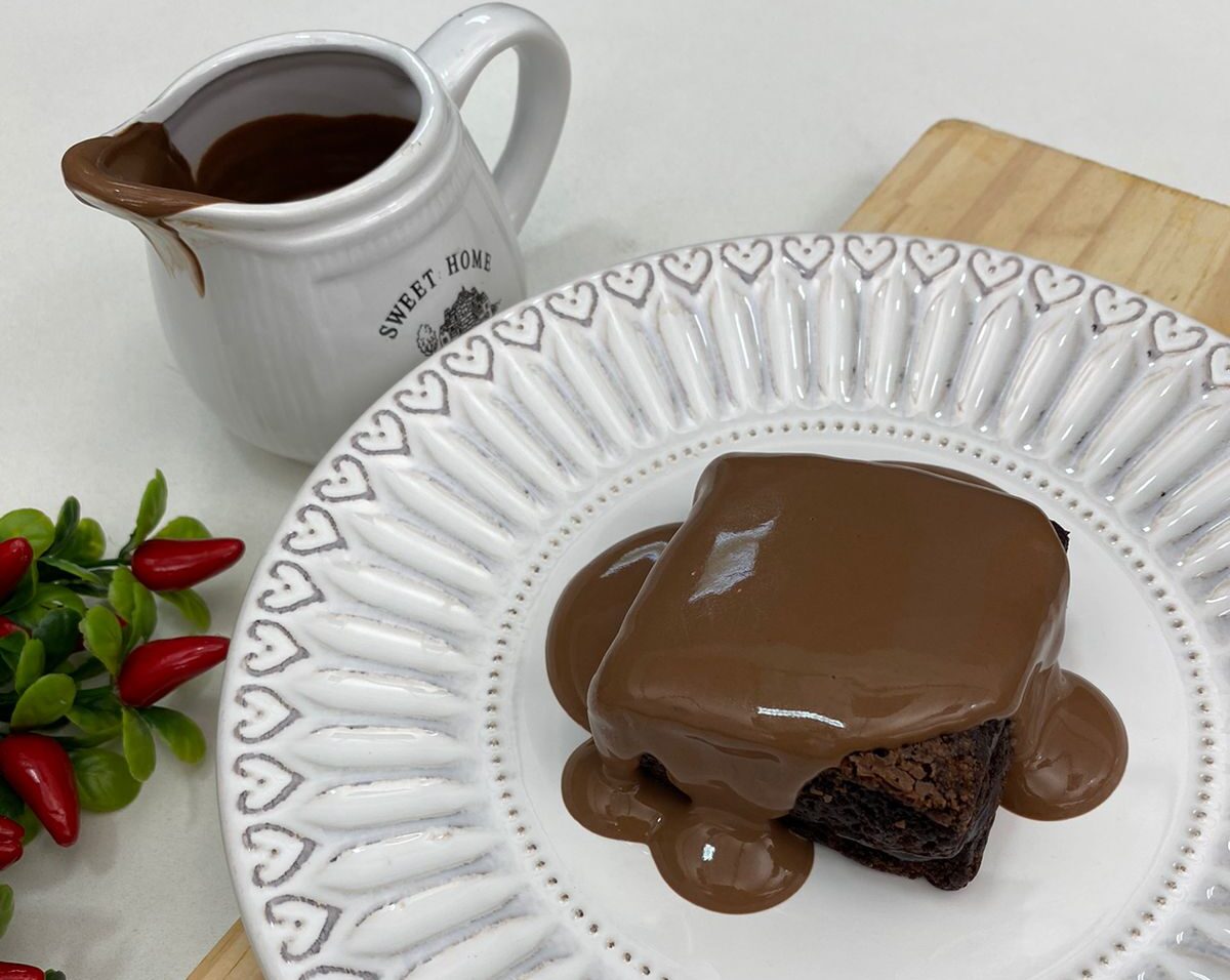 Adoce a vida com um delicioso brownie com ganache de chocolate