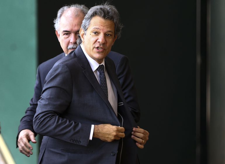 Fernando Haddad e Aloizio Mercadante chegam ao gabinete do governo de transição no Centro Cultural Banco do Brasil.