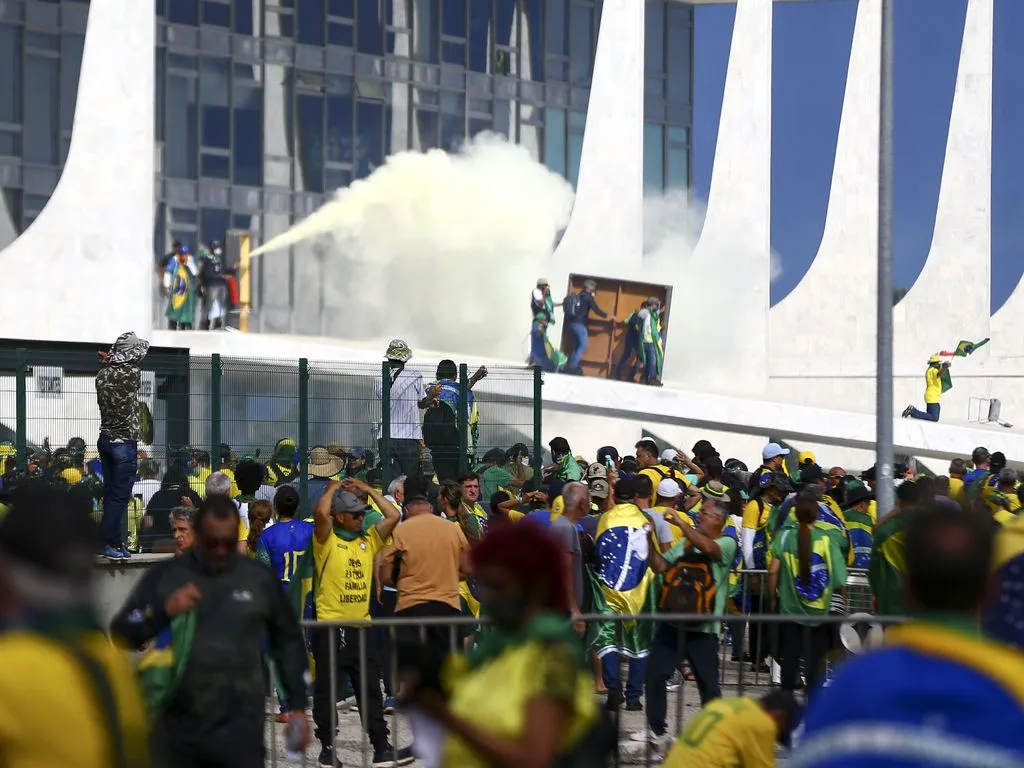 Manifestantes invadem Congresso, STF e Palácio do Planalto.