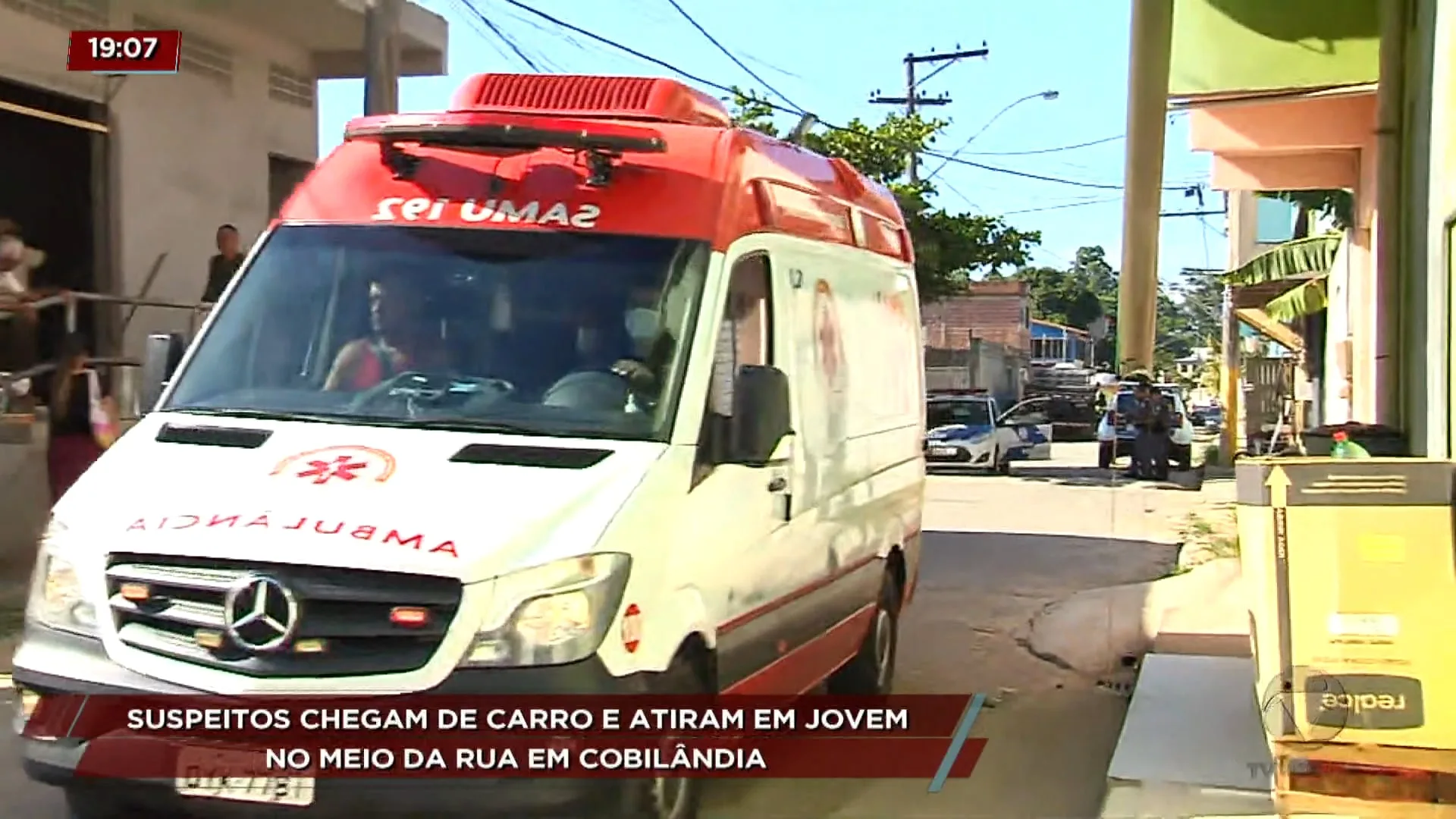 Suspeitos chegam em carro e atiram em jovem no meio da rua em Cobilândia