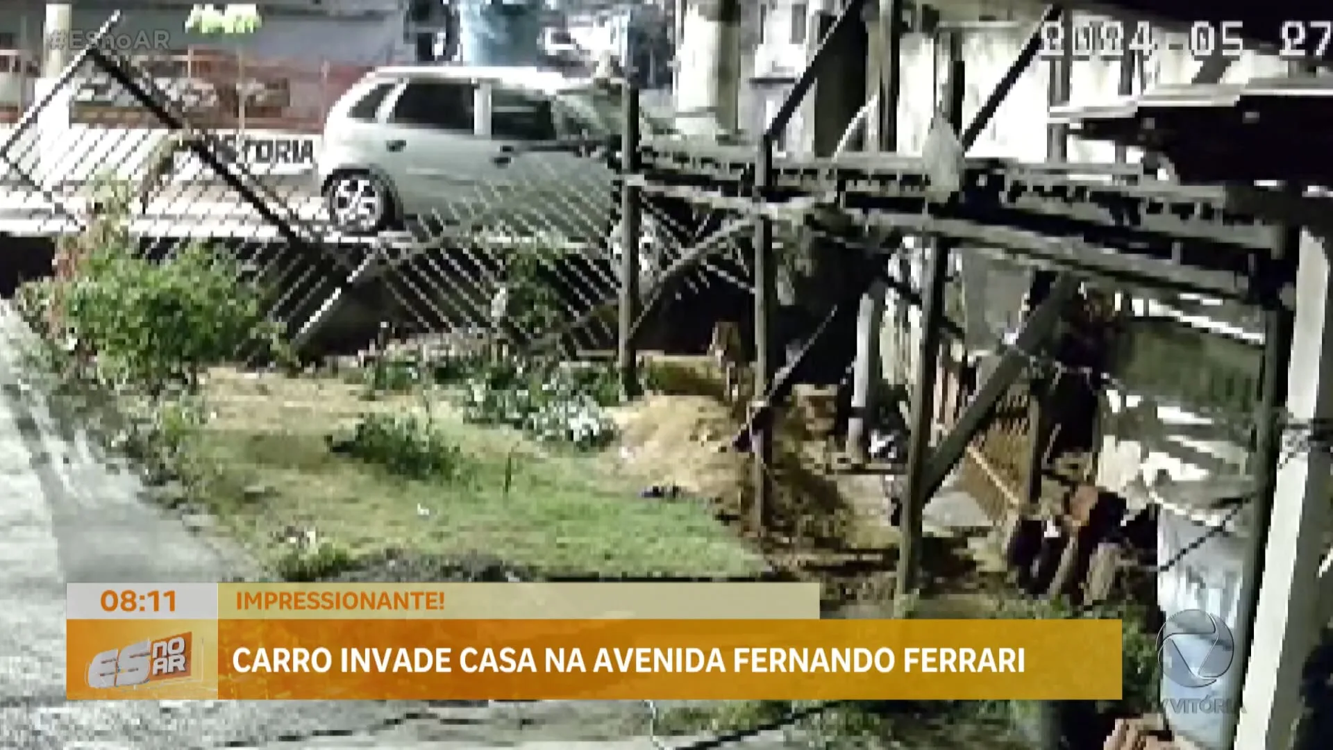 Veja o flagrante de carro invadindo casa!