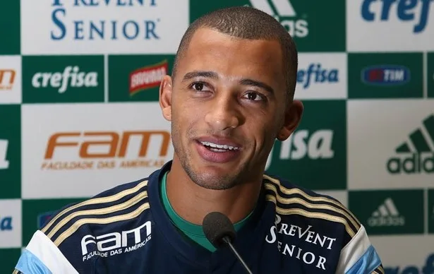 Palmeiras renova com zagueiro Vitor Hugo por cinco temporadas