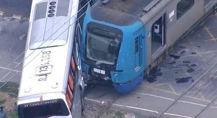 Ônibus ultrapassa sinal e é atingido por trem no RJ