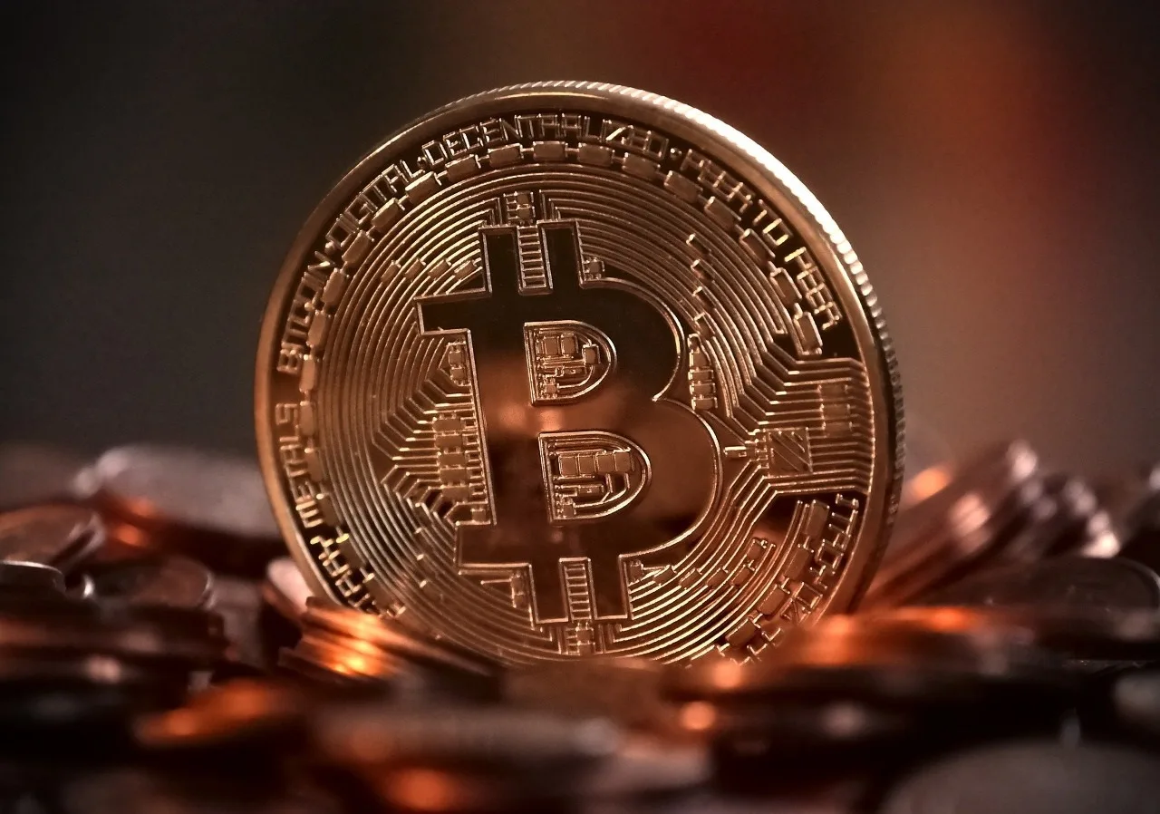 Criptomoedas: bitcoin volta a subir e recupera marca de US$ 70 mil