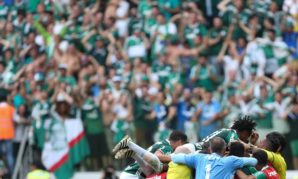 O jogador Fabiano, da SE Palmeiras, comemora o seu gol contra a equipe da A Chapecoense F, durante partida válida pela trigésima sétima rodada, do Campeonato Brasileiro, Série A, na Arena Allianz Parque.