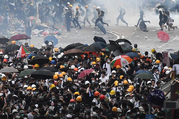 Policial é atingido por flecha durante confronto em universidade de Hong Kong