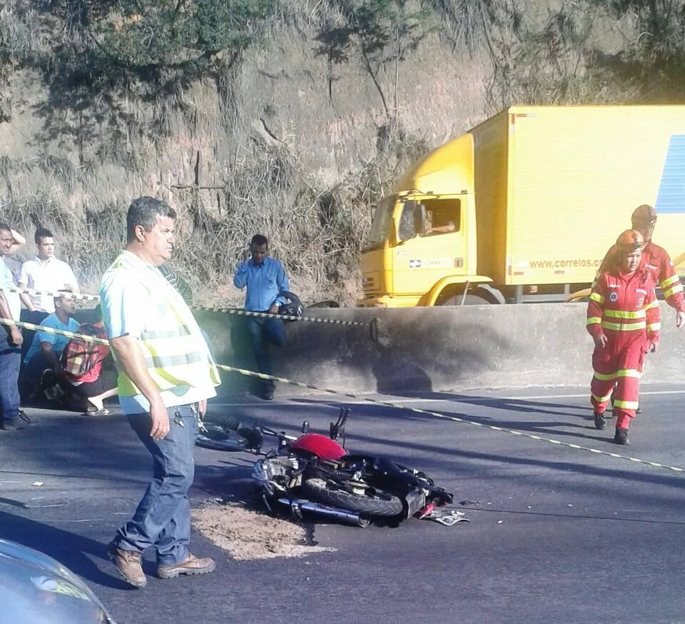 Motociclista morre ao se chocar com carreta na BR-101 em Viana