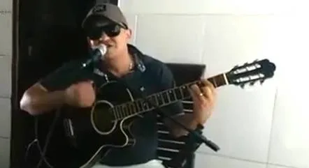 Cantor sertanejo morre em acidente com caminhão