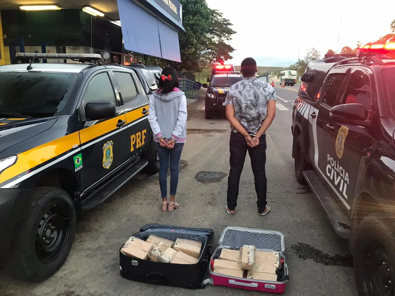 VÍDEO | Casal é preso com 30 kg de maconha escondida em malas; ônibus seguia para a Bahia