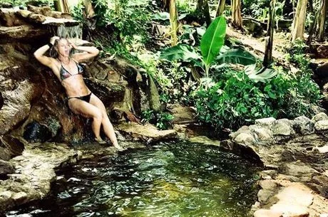 Paolla Oliveira sensualiza ao tomar banho de cachoeira