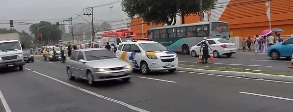 Acidente na avenida Vitória envolve quatro veículos e motociclista tem pé decepado