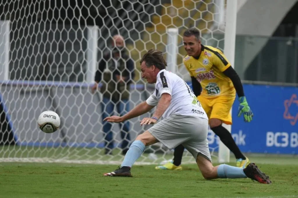 Bolsonaro vai a jogo beneficente, faz gol e nega erros durante pandemia