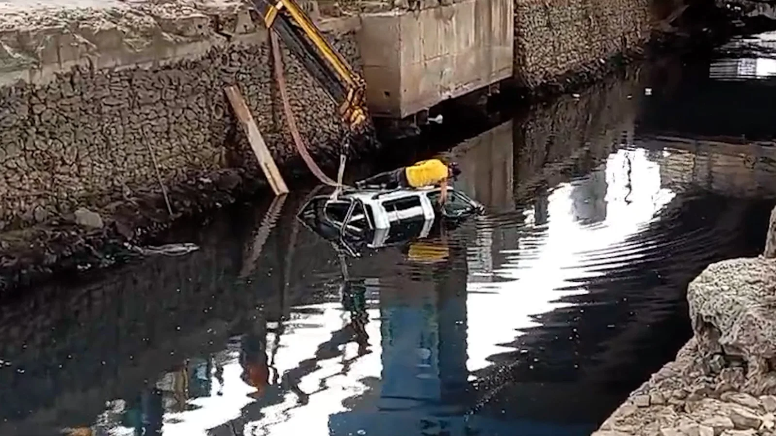 VÍDEO | Caminhonete cai dentro de valão na Praia da Costa