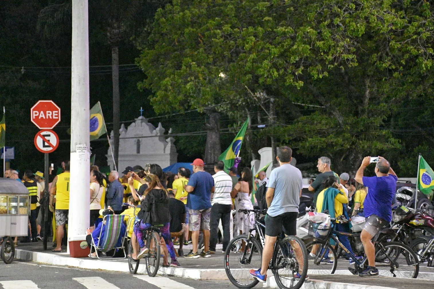 VÍDEO | Bolsonaristas pedem doações para manter protesto em frente ao Exército, em Vila Velha