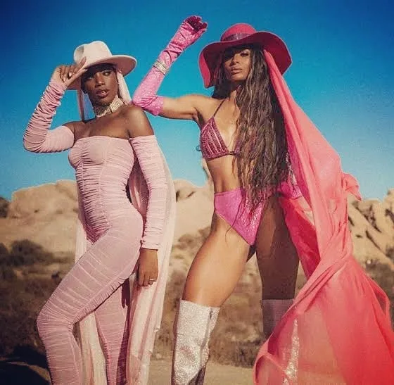 Cantora Iza e Ciara lançam clipe de 'Evapora', em parceria com Major Lazer