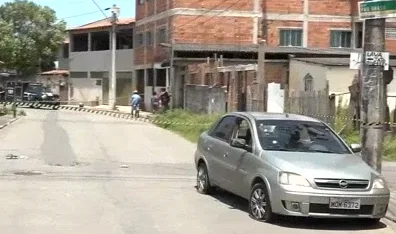 Carro é metralhado e homem morre durante perseguição na Serra