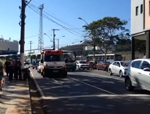 Pedestre atravessa fora da faixa e acaba atropelado por moto no Centro de Vitória