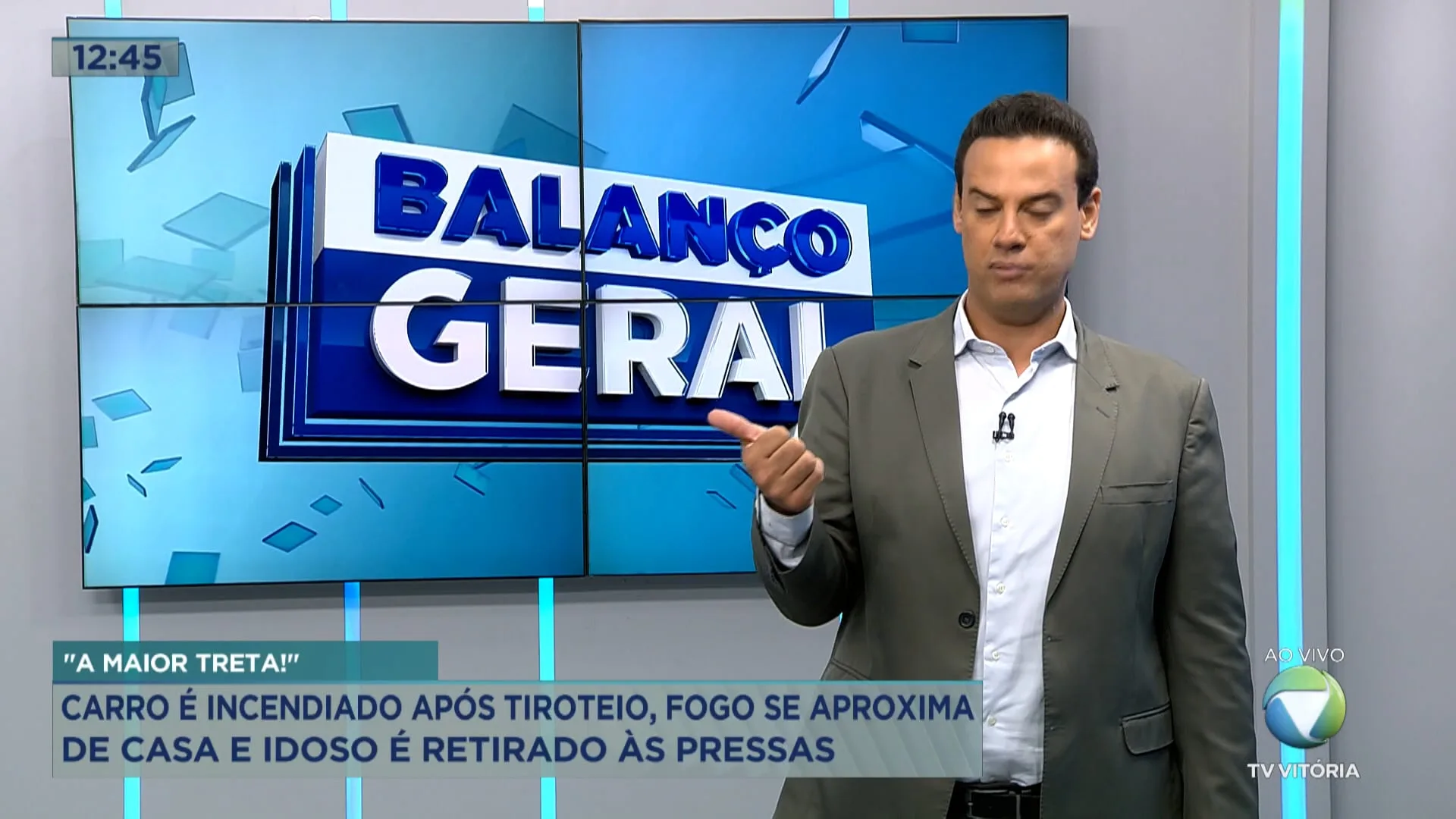 Carro é incendiado após tiroteio e fogo chega perto da casa de um idoso