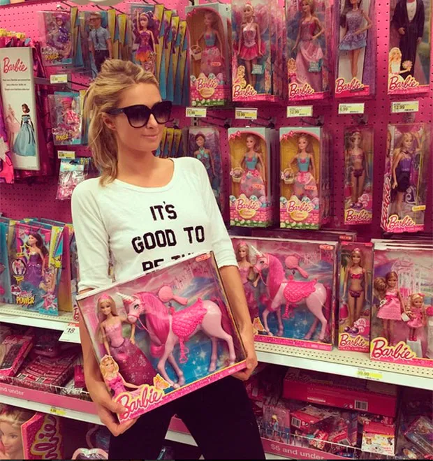 Para relembrar infância, Paris Hilton aparece comparando Barbie