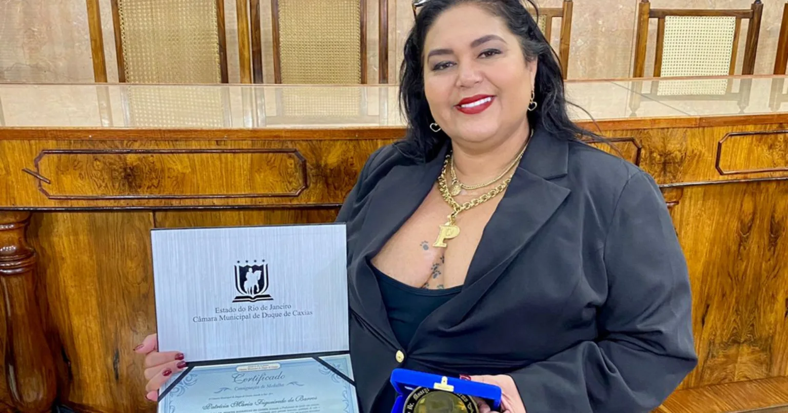 Rainha das cânulas! Médica Patrícia Barros é homenageada em evento no RJ Rainha das cânulas! Médica Patrícia Barros é homenageada em evento no RJ