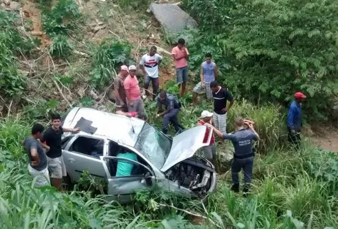 Motorista perde controle e veículo capota na BR 101, em Cariacica