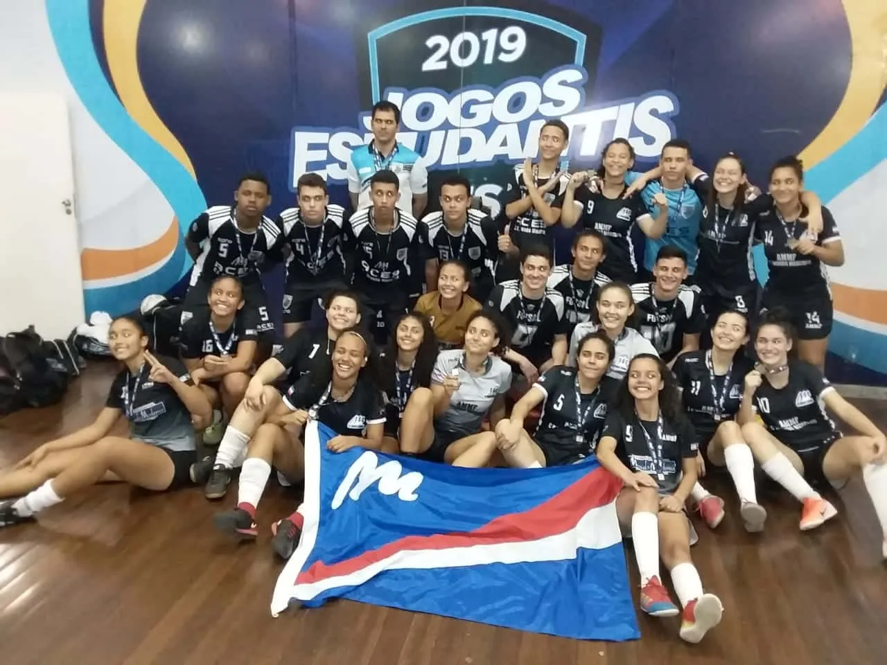 Equipes de futsal masculino e feminino da escola Mundo Moderno.