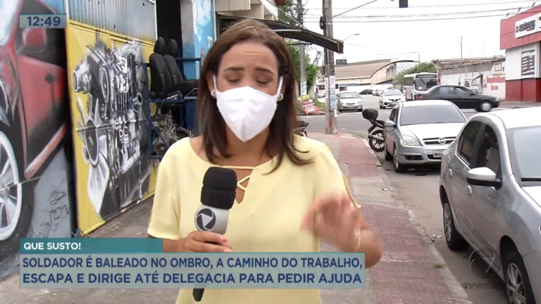 Homem é baleado dentro do carro ao parar em semáforo