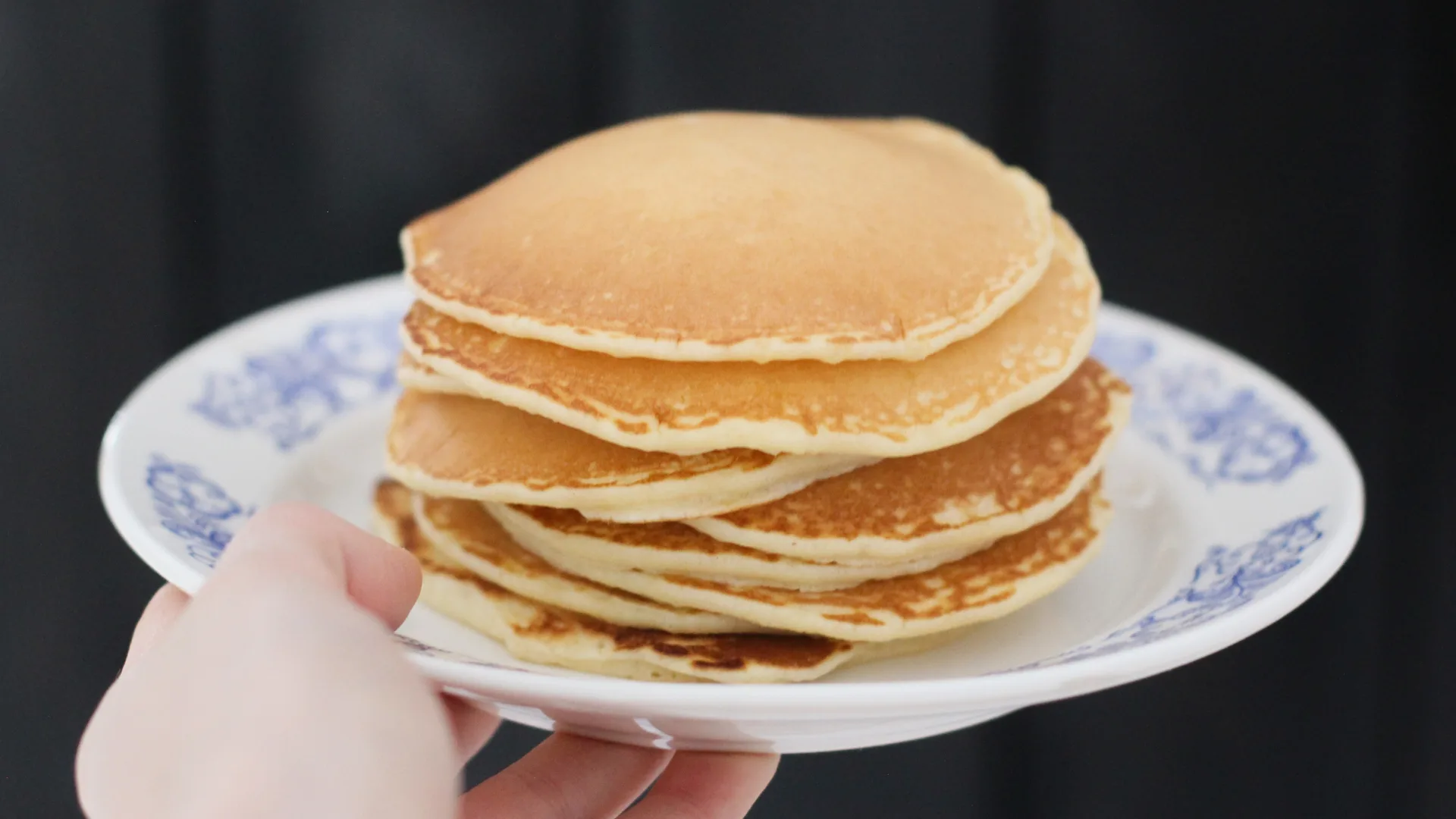 Aprenda a fazer panquecas para o café da manhã ou brunch