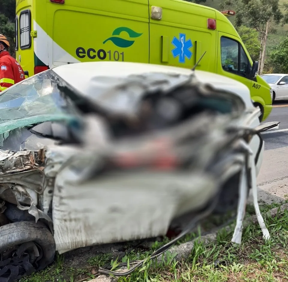 Homem morre em grave acidente entre carro e caminhão na BR-101 em Cachoeiro de Itapemirim