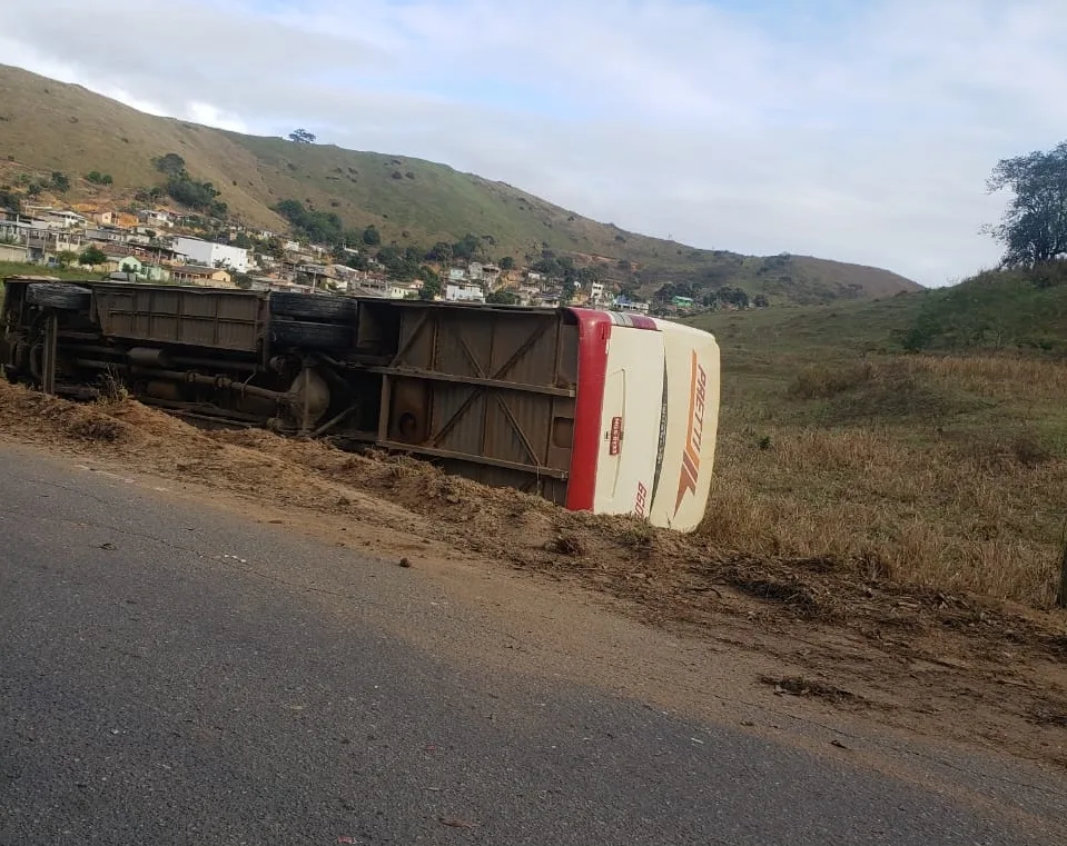 VÍDEO | Quatro pessoas ficam feridas após acidente com ônibus em Barra de São Francisco