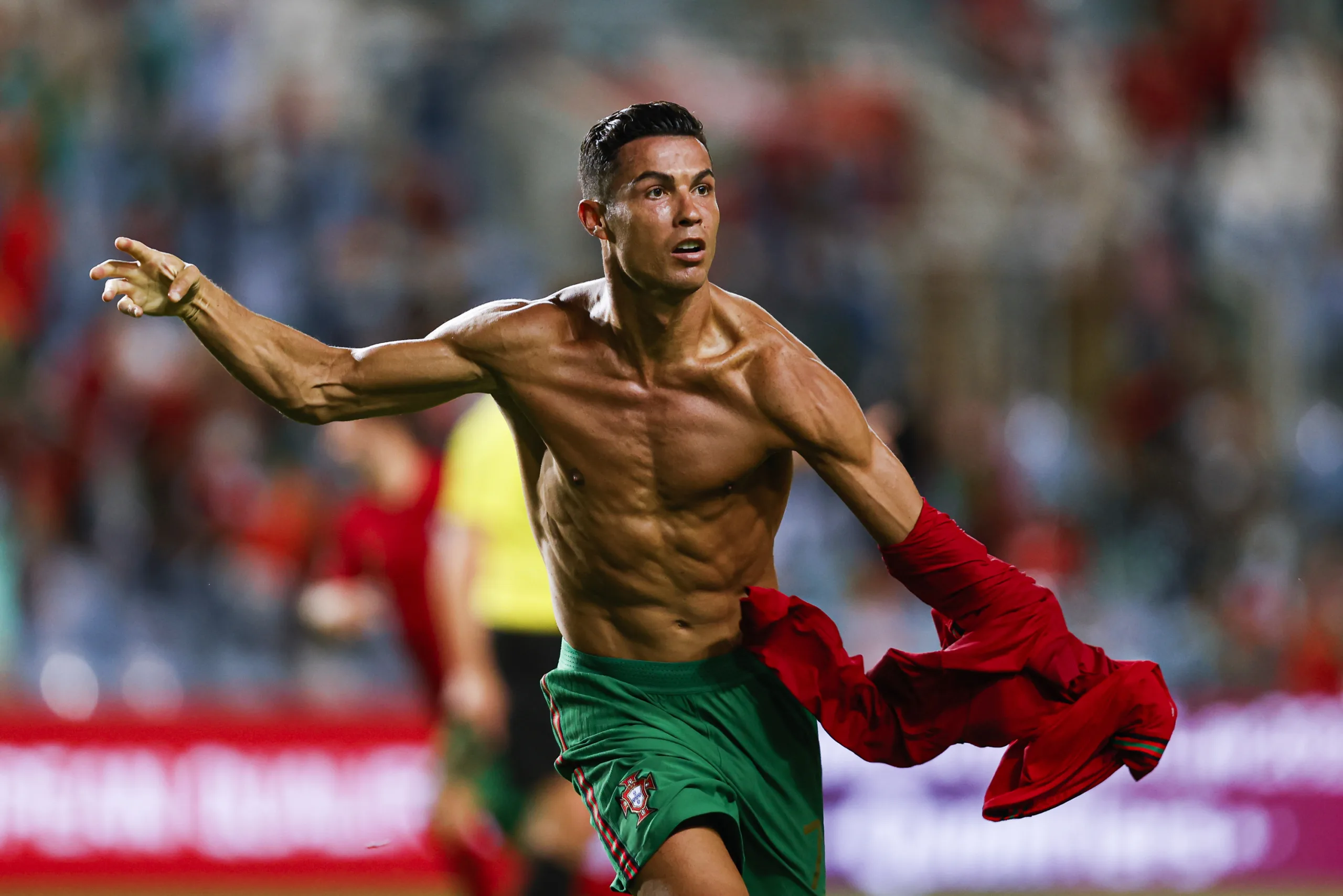 Cristiano Ronaldo perde pênalti, faz 2 gols, vira para Portugal e se torna maior artilheiro de seleções