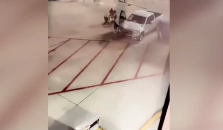 VÍDEO | Passageiro é detido após abrir a porta de emergência de avião