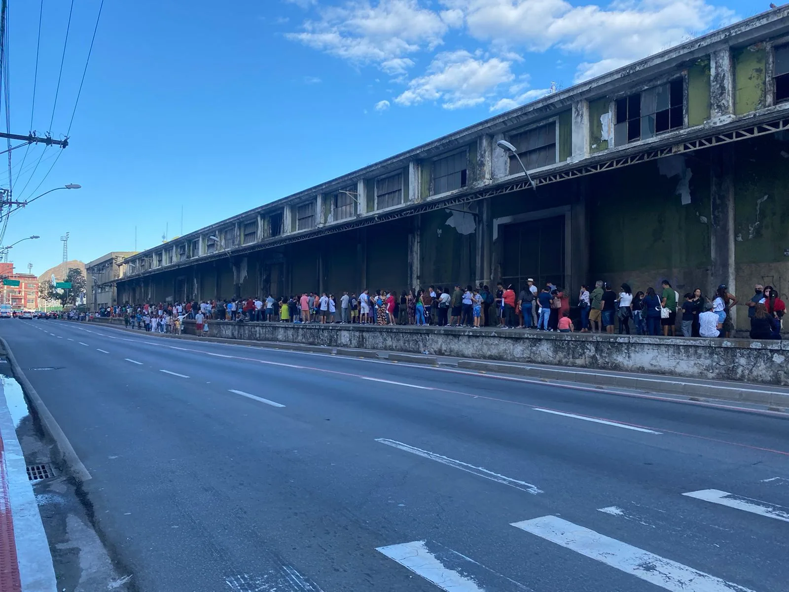 VÍDEO | Visitação gratuita de dois navios forma imensa fila no Centro de Vitória