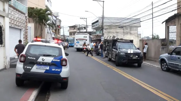 Rapaz é assassinado a tiros no meio da rua