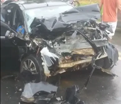 VÍDEO | Carro invade contramão e bate de frente com van, em Piúma