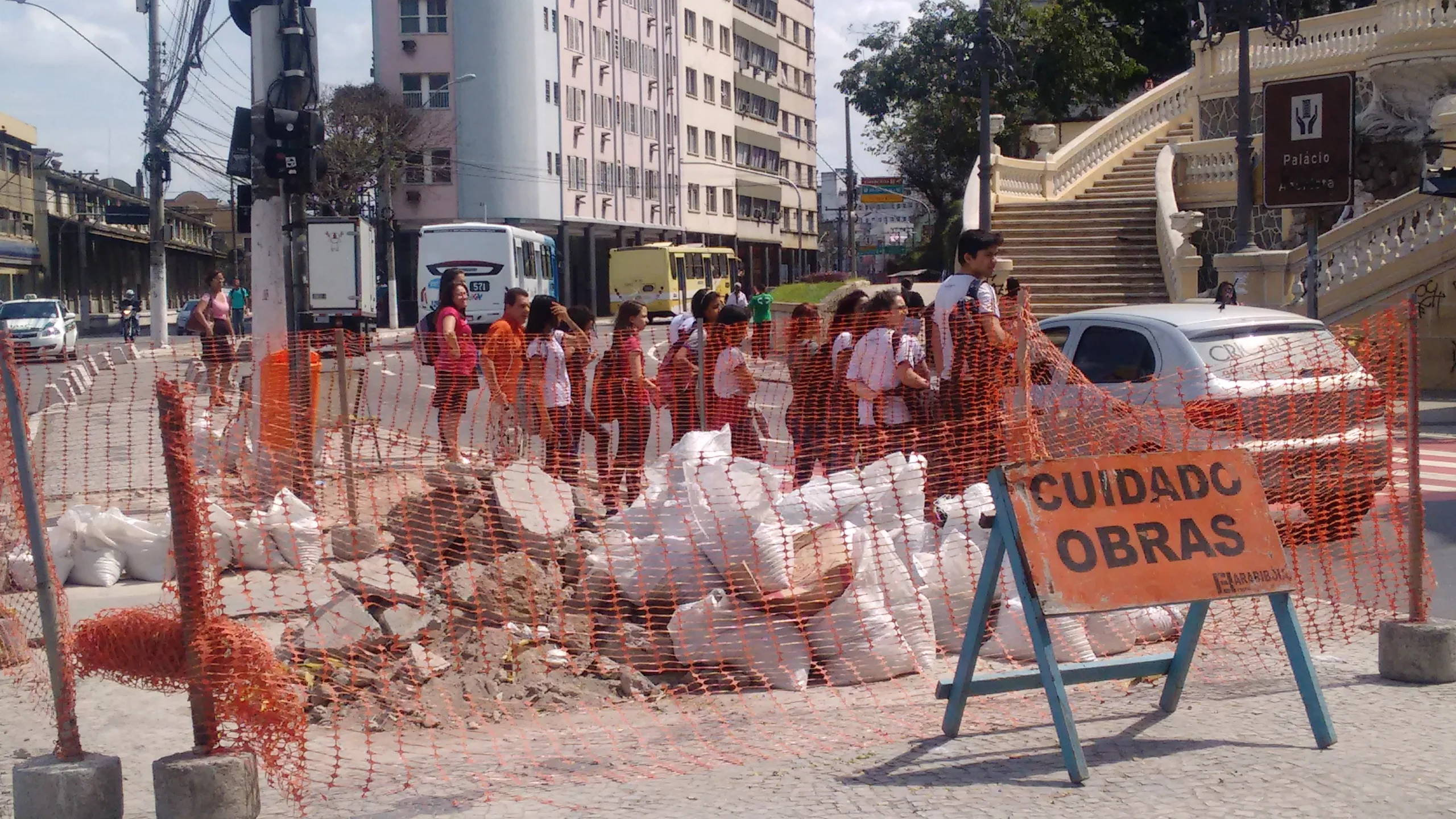 Pedestres dividem espaço com carros por causa de obra em canteiro no Centro de Vitória