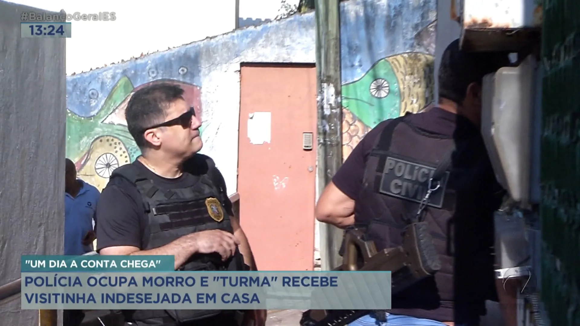 Operação da polícia em Vitória apreende armas e leva dois para a delegacia