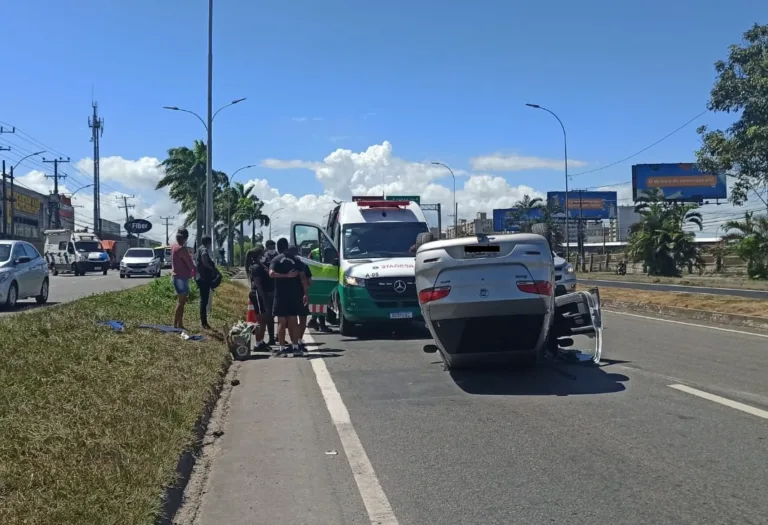 Carro capota e mulher fica ferida em acidente na BR-101, na Serra