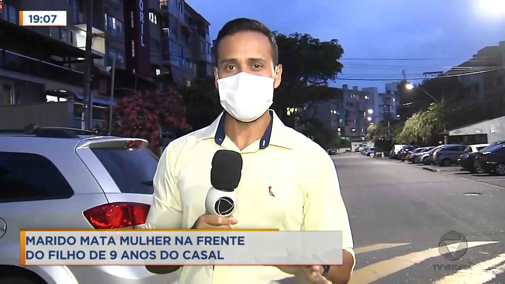 Marido mata a esposa a facadas na frente do filho do casal