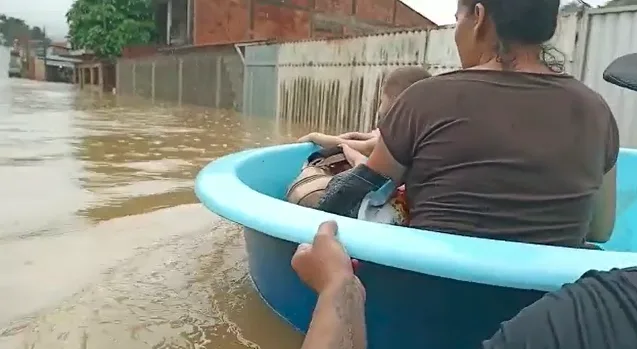 VÍDEO | Grávida é resgatada em caixa d'água durante chuva em Viana