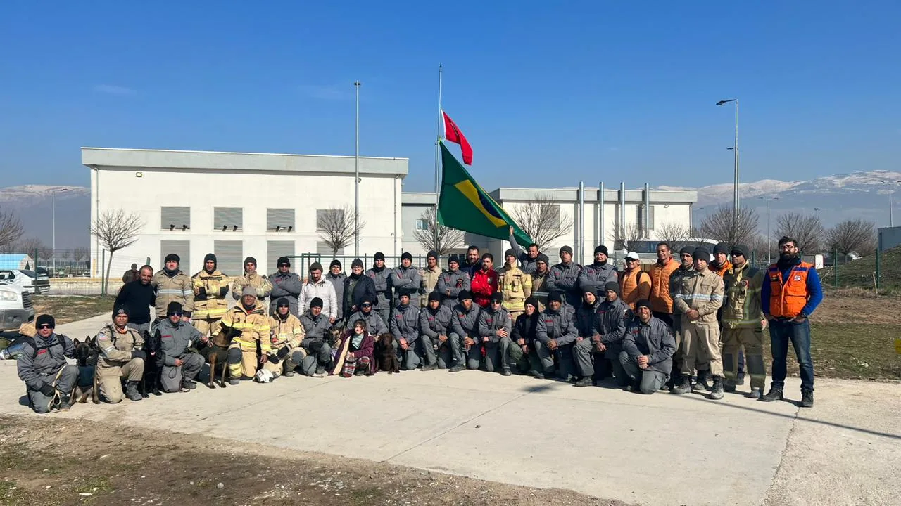 Bombeiros capixabas relatam cenário de guerra após missão na Turquia