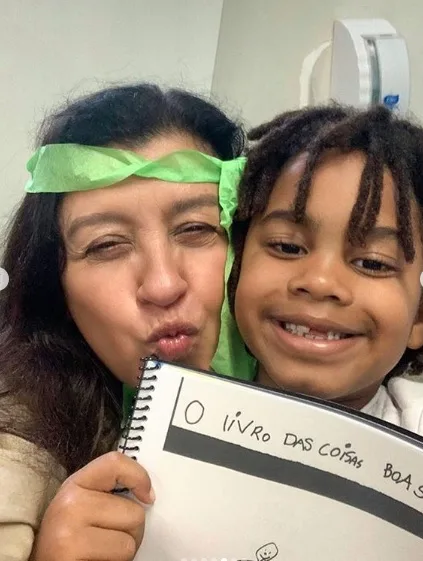 Regina Casé posta foto do filho caçula ao lado de Titi Gagliasso, em formatura e se emociona