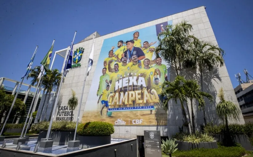 FOTO | Hexa da seleção brasileira de beach soccer vira painel gigante na CBF