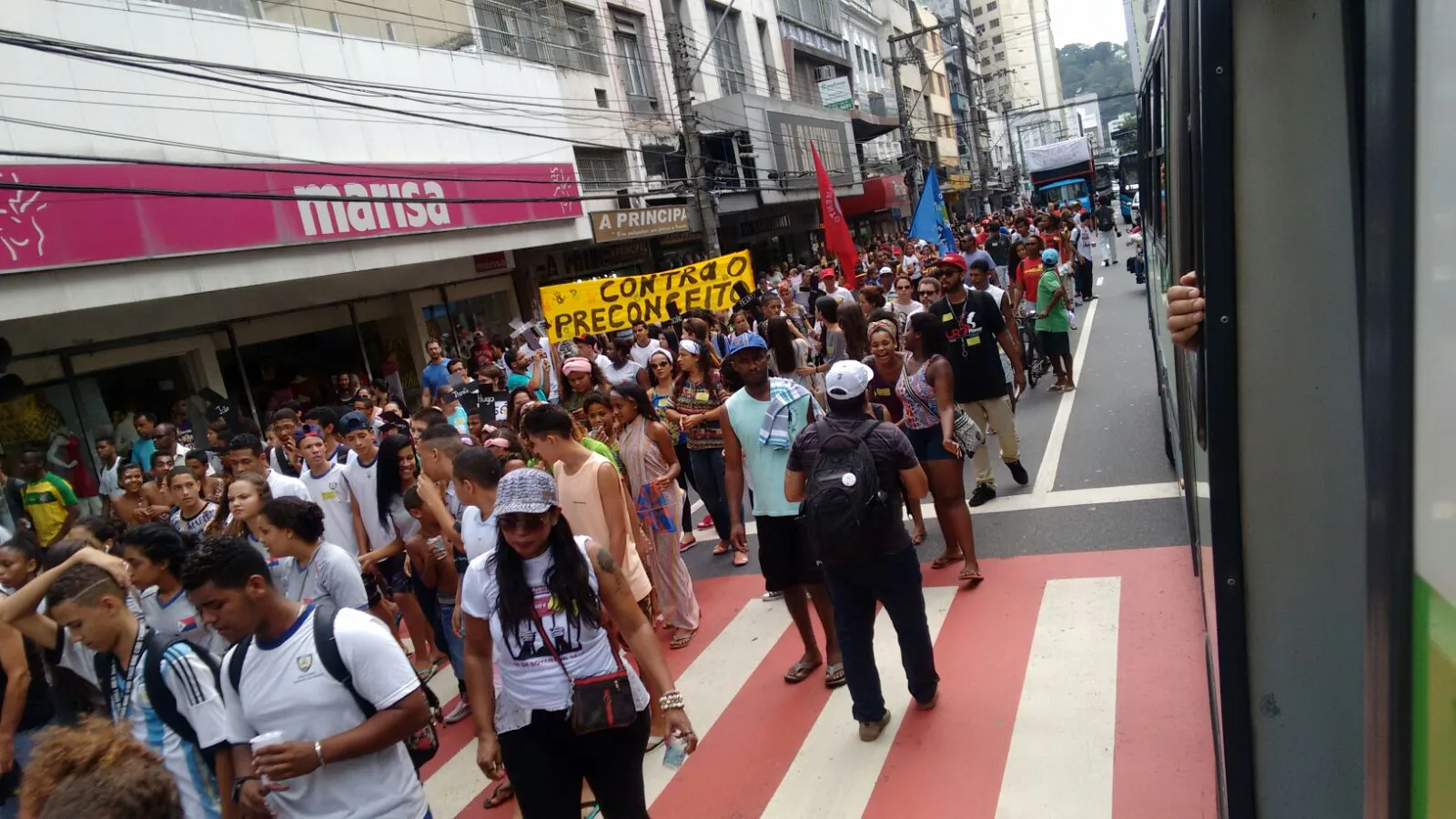 No dia da Consciência Negra, manifestantes lutam contra preconceito em Vitória