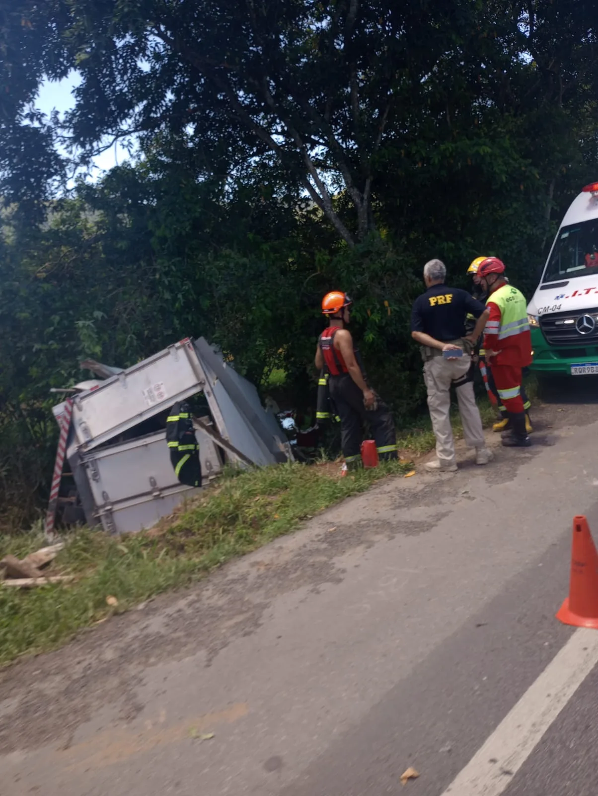 Acidente com carreta na BR-101 em Anchieta deixa um morto e um ferido